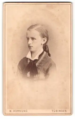 Fotografie W. Hornung, Tübingen, Portrait Mädchen mit zusammengebundenem Haar