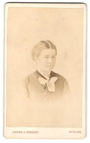 Fotografie Crowe & Rodgers, Stirling, Portrait Fräulein mit zusammengebundenem Haar
