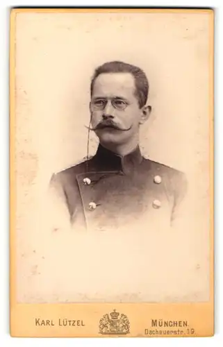 Fotografie Karl Lützel, München, Portrait charmanter Soldat mit Zwicker und Schnurrbart in Uniform
