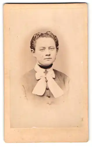 Fotografie G. David, Bückeburg, Portrait dunkelhaariges Fräulein mit zurückgebundenem Haar