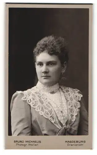 Fotografie Bruno Michaelis, Magdeburg, Portrait brünette junge Schönheit mit lockigem Haar