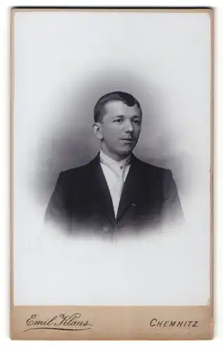 Fotografie Emil Klaus, Chemnitz, Portrait dunkelhaariger junger Mann in weisser Krawatte und schwarzem Jackett