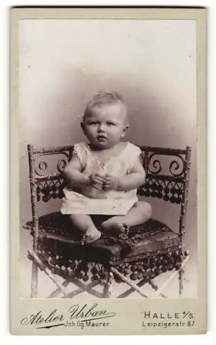 Fotografie Atelier Urban, Halle a/S, Portrait Baby im weissen Kleidchen auf einem Stuhl sitzend