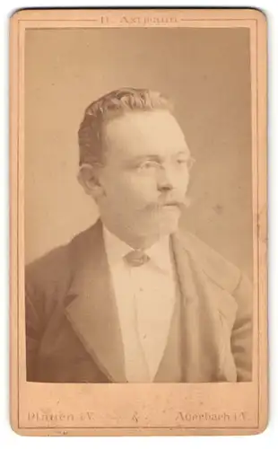 Fotografie H. Axtmann, Plauen i/V, Portrait Herr im Jacket mit Brille