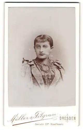 Fotografie Müller & Pilgram, Dresden, Portrait junge Frau mit Perlenkette