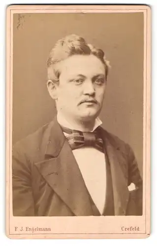 Fotografie F. J. Engelmann, Crefeld, Portrait junger Mann in Abendgarderobe