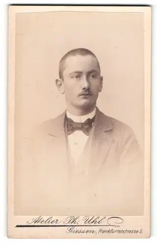 Fotografie Ph. Uhl, Giessen, Portrait junger Herr mit geschorenem Schädel