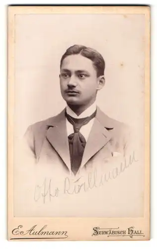 Fotografie E. Aulmann, Schwäbisch Hall, Portrait junger Herr in zeitgenöss. Garderobe
