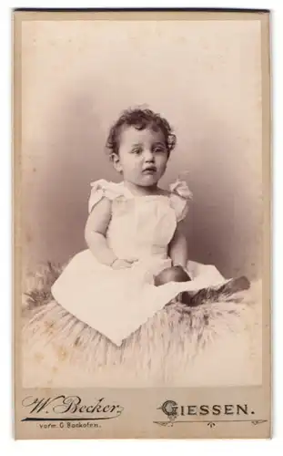 Fotografie W. Becker, Giessen, Portrait Kleinkind in weissem Kleid