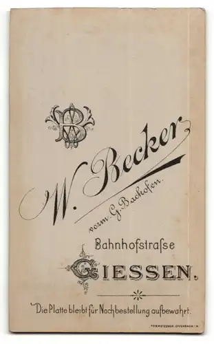 Fotografie W. Becker, Giessen, Portrait Kleinkind in weissem Kleid