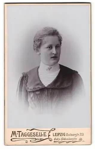 Fotografie M. Taggeselle, Leipzig, Portrait junge Frau mit zusammengebundenem Haar
