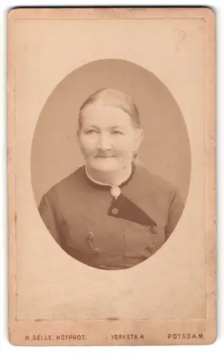 Fotografie H. Selle, Potsdam, Portrait alte Frau mit zusammengebundenem Haar