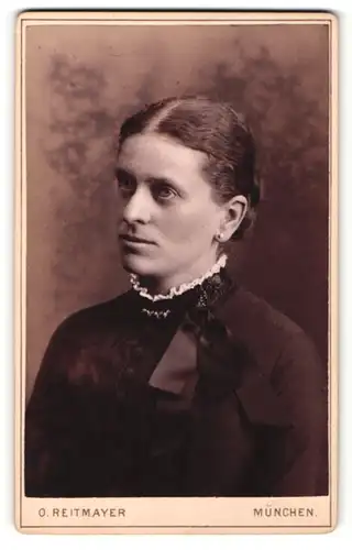 Fotografie O. Reitmayer, München, Portrait dunkelhaariges Fräulein mit Schleife am Rüschenkragen