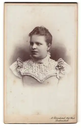 Fotografie A. Bernhard, Ballenstedt, Portrait stattliche junge Frau mit Rüschen und Brosche an der Bluse