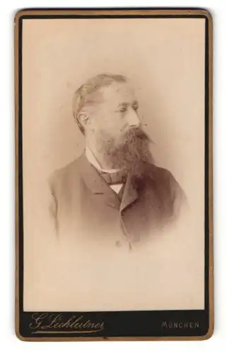 Fotografie G. Lechleitner, München, Portrait stattlicher Herr mit Vollbart