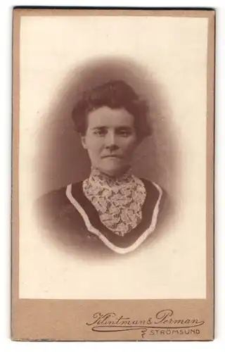 Fotografie Klintman & Perman, Strömsund, Portrait bürgerliche Dame mit Hochsteckfrisur in hübscher Kleidung