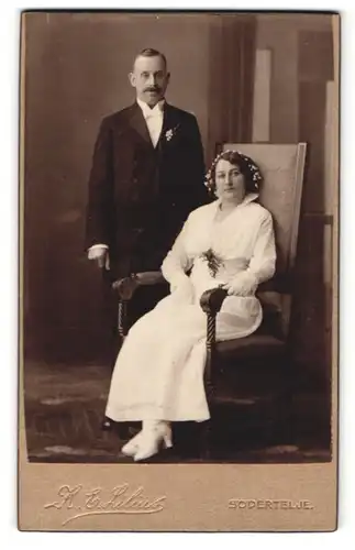 Fotografie K. E. Lilius, Södertelje, Portrait bürgerliches Paar in hübscher Hochzeitskleidung