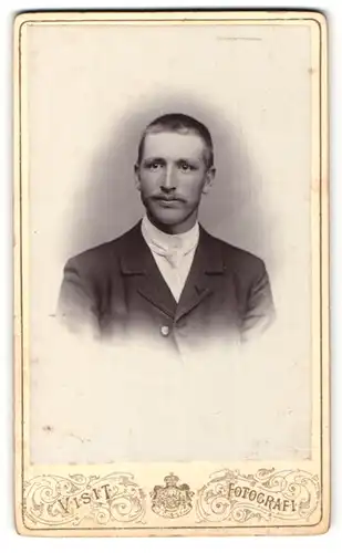 Fotografie unbekannter Fotograf und Ort, Visit-Portrait bürgerlicher Herr mit Krawatte im Anzug