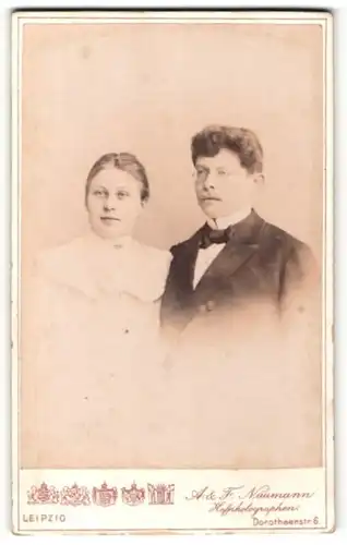 Fotografie A. & F. Naumann, Leipzig, Portrait bürgerliches Paar in eleganter Kleidung