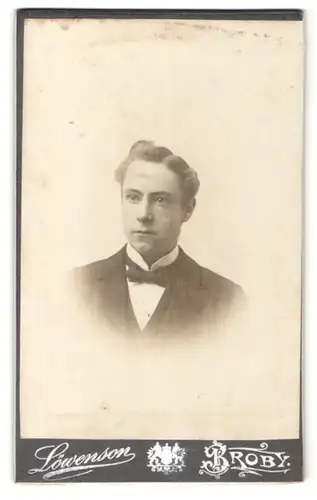 Fotografie Löwenson, Broby, Portrait junger Herr mit zeitgenöss. Frisur