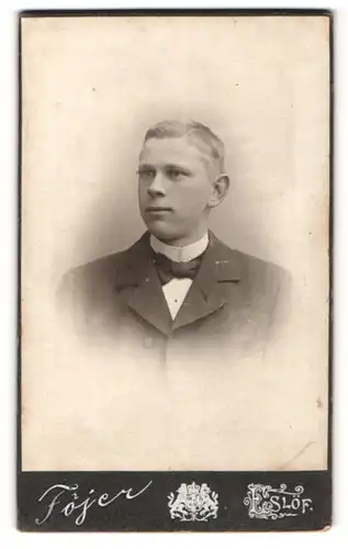 Fotografie Föjer, Eslöf, Portrait junger Mann in Anzug
