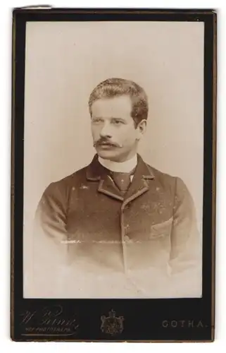 Fotografie W. Zink, Gotha, Herr mit Schnurrbart in Anzug mit Krawatte