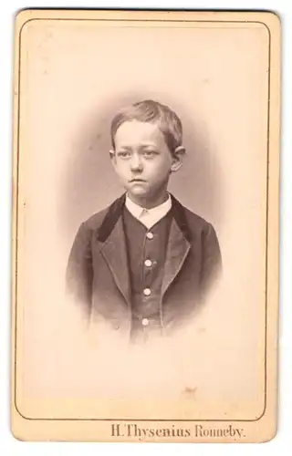 Fotografie H. Thysenius, Ronneby, Portrait niedlicher kleiner Bube mit blondem Haar im Anzug