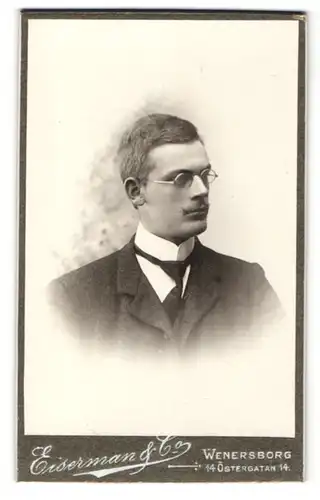 Fotografie Eisermann & Co, Wenersborg, Portrait stattlicher Herr mit Brille und Schnurrbart