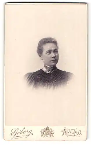 Fotografie Sjöberg, Malmö, Portrait Frau mit modischer Frisur