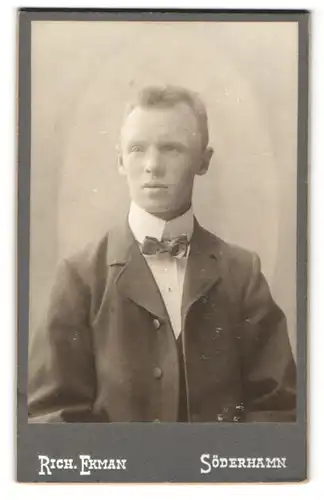 Fotografie Rich. Ekman, Söderhamn, Portrait junger Mann im Jacket