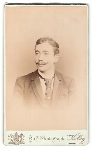 Fotografie Kolby, Zwickau, Portrait Herr mit Zwirbelbart im Anzug mit Krawatte