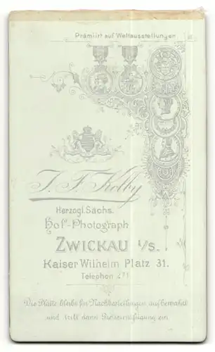 Fotografie Kolby, Zwickau, Portrait Herr mit Zwirbelbart im Anzug mit Krawatte