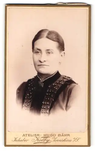 Fotografie Hugo Bähr, Zwickau, Portrait ältere Dame in edler Bluse mit Brosche