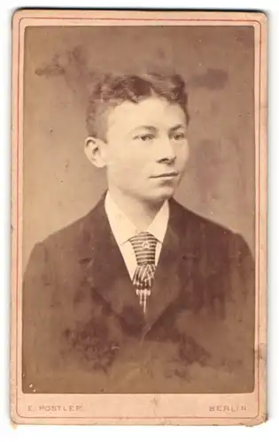 Fotografie E. Postlep, Berlin, Portrait junger Herr im Anzug mit Krawatte