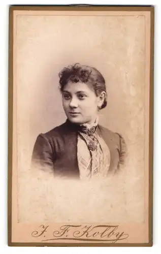 Fotografie J. F. Kolby, Zwickau, Portrait junge Dame in edler Bluse