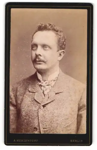 Fotografie A. Menzendorf, Berlin, Portrait eleganter Herr im Anzug mit Krawattentuch