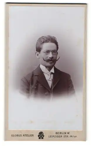 Fotografie Globus Atelier, Berlin, Portrait Herr mit Zwirbelbart im Anzug