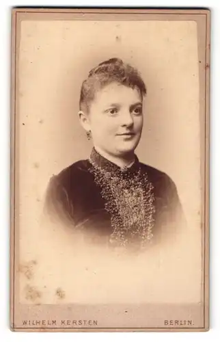 Fotografie Wilhelm Kersten, Berlin, Portrait junge Dame mit Ohrring