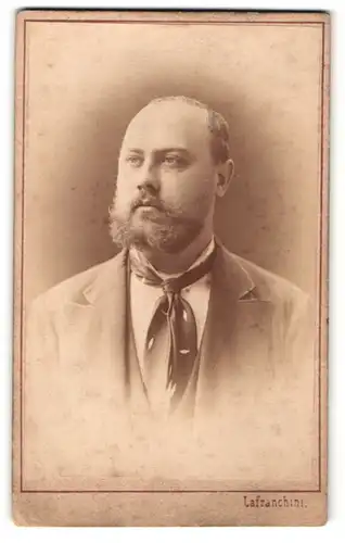 Fotografie Lafranchini, Wien, Portrait Herr mit Vollbart im Anzug mit Krawattentuch