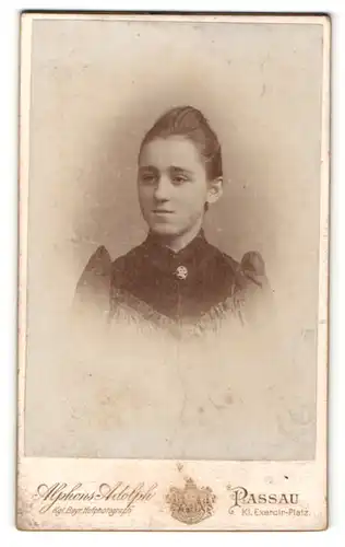 Fotografie Alphons Adolph, Passau, Portrait junge Dame in edler Bluse mit Brosche