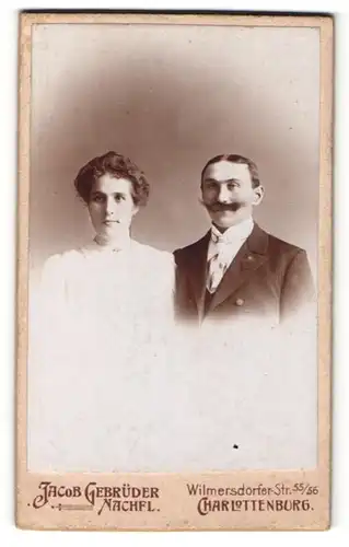 Fotografie Jacob Gebrüder Nachfl., Berlin-Charlottenburg, Portrait bürgerliches Paar in eleganter Kleidung