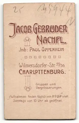 Fotografie Jacob Gebrüder Nachfl., Berlin-Charlottenburg, Portrait bürgerliches Paar in eleganter Kleidung