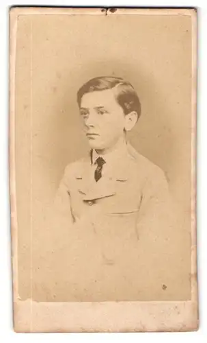 Fotografie S. Mauer, Coburg, Portrait kleiner Junge mit Krawatte im Anzug