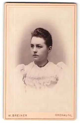 Fotografie W. Breiner, Gronau a / L., Portrait junge Dame in hübscher Kleidung mit Halskette