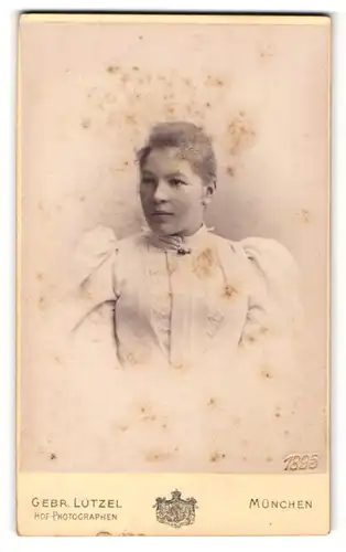Fotografie Gebr. Lützel, München, Portrait junge Frau mit zusammengebundenem Haar