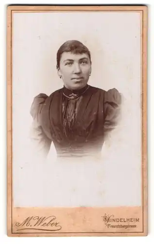 Fotografie M. Weber, Mindelheim, Portrait Frau mit zusammengebundenem Haar