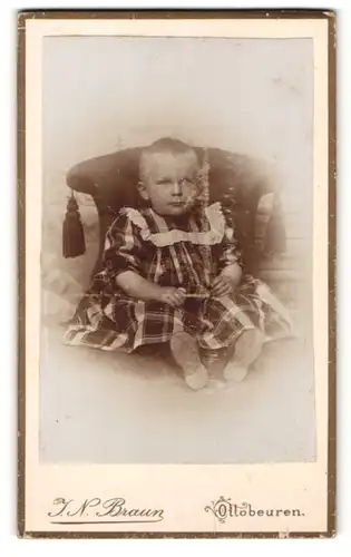 Fotografie J. N. Braun, Ottobeuren, Portrait Kleinkind in kariertem Kleid