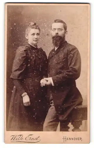 Fotografie Wilh. Ernst, Hannover, Portrait bürgerliche Eheleute