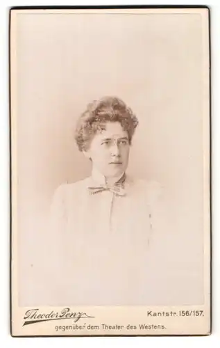 Fotografie Theodor Penz, Berlin, Portrait-Charlottenburg, Portrait bürgerliche junge Dame mit Zwicker