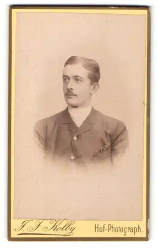 Fotografie J. F. Kolby, Zwickau i/S, Portrait junger Herr mit Seitenscheitel
